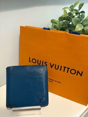 Louis Vuitton Epi  Bi-Fold Wallet with LV Gift Bag